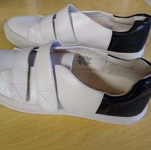 Nine West women's white/black Velcro sneakers size 10.